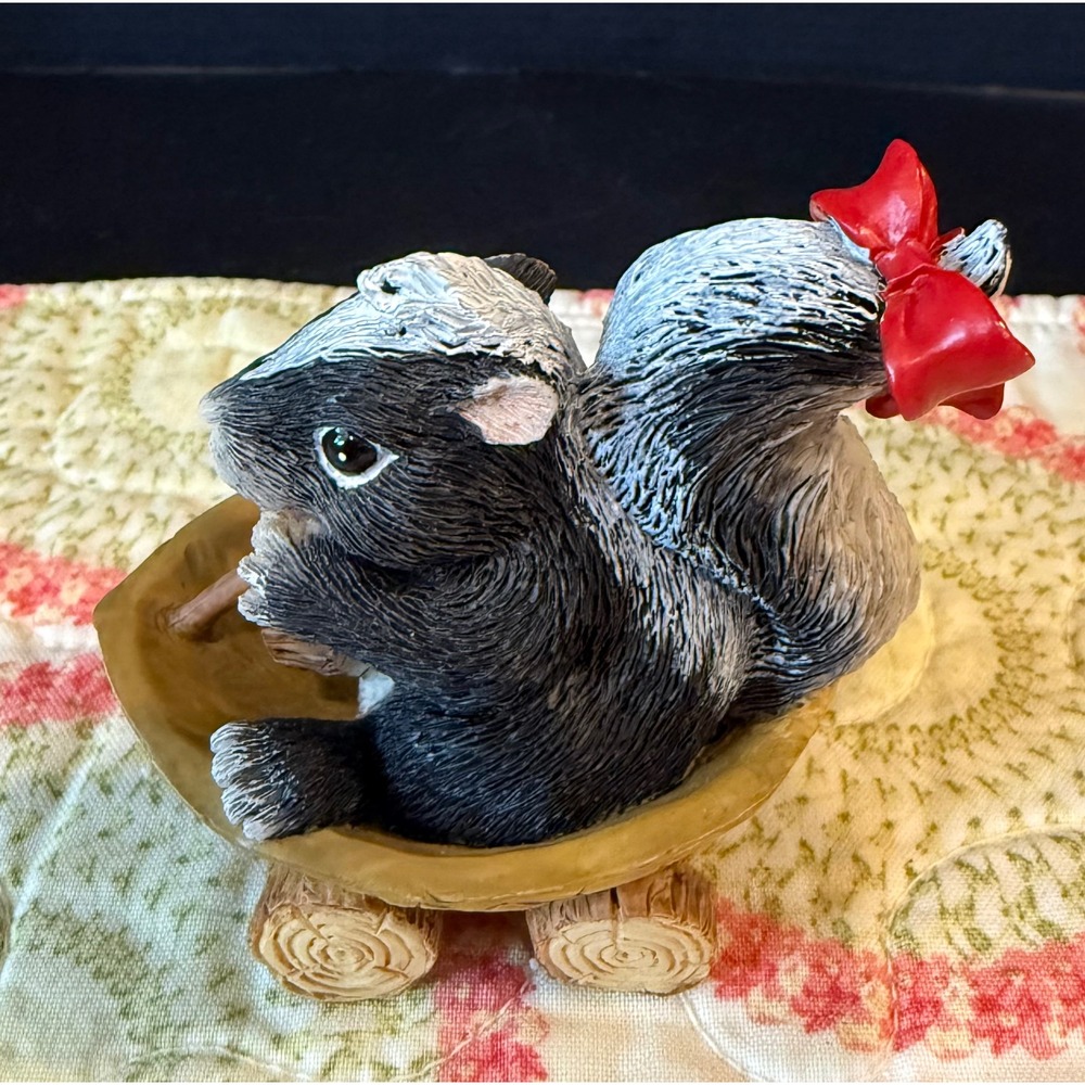 Charming Tails Siivestri Figurine Skunk The Float Driver Decor